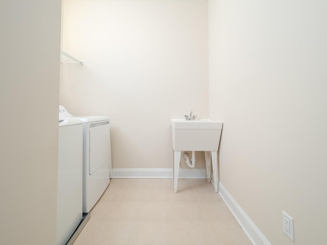 Building Photo - Gorgeous Luxury 3 Bedroom 2.5 Bath Townhom...