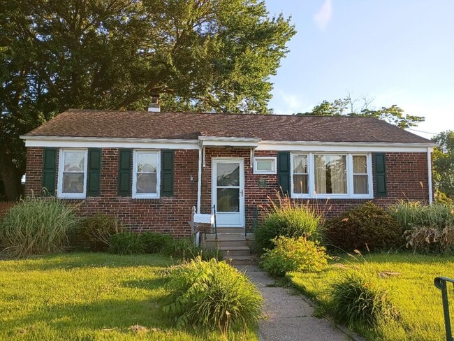 Building Photo - 546 Larkspur St