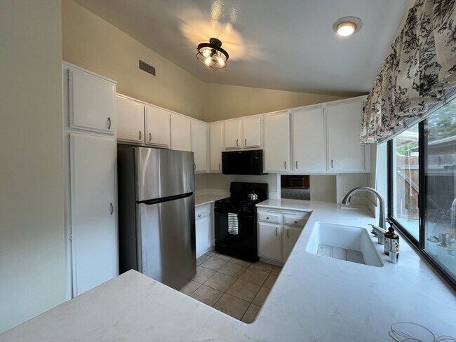 Building Photo - MOVE-IN READY 3+2 w/all appliances, commun...