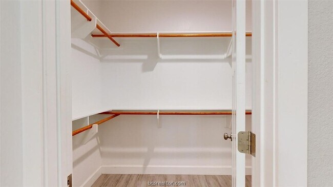 Building Photo - 513 Kubin St