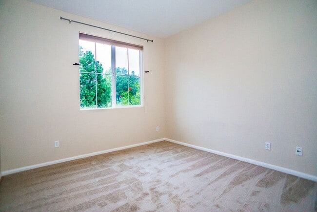 Building Photo - Beautiful townhome in Mission Valley!  Ava...