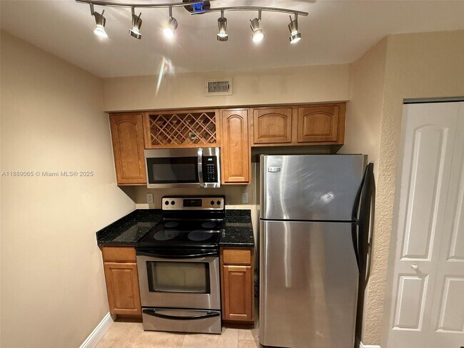 Building Photo - 2820 N Oakland Forest Dr