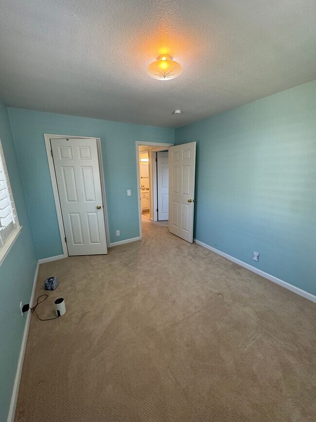 Building Photo - Beautiful 3bd/2.5 bath Townhome