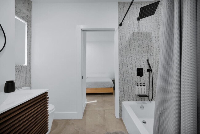 Building Photo - 5313 NE 1st Ave