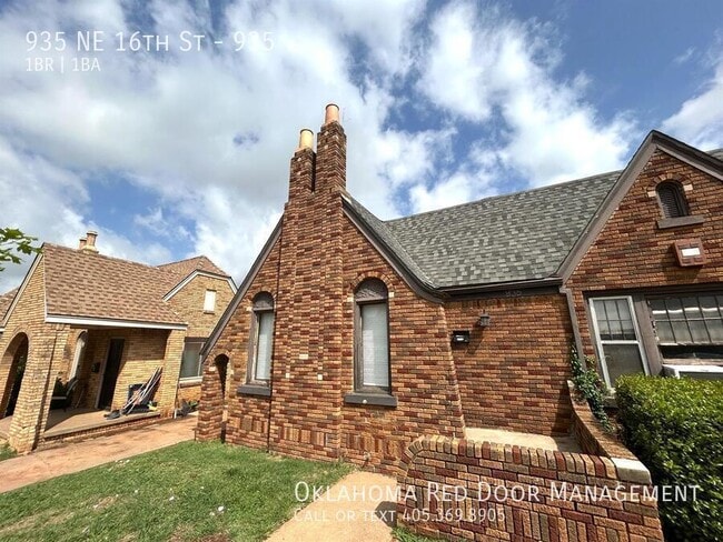 Building Photo - 935 NE 16th St