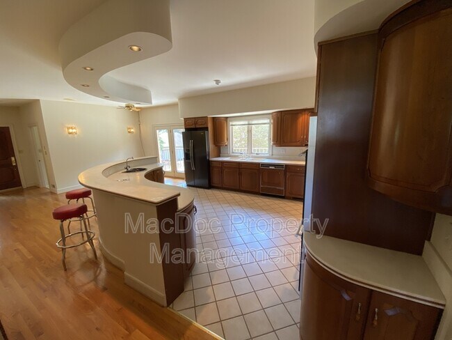 Building Photo - 11225 N Club Dr