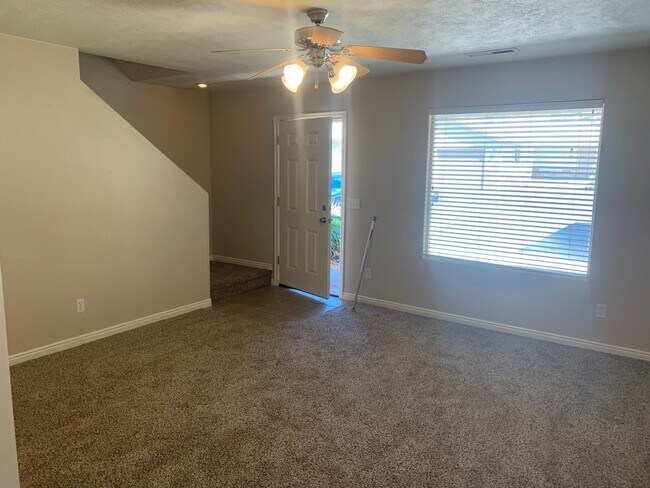 Building Photo - Beautiful Skyhawk Town Home, 1 car garage.