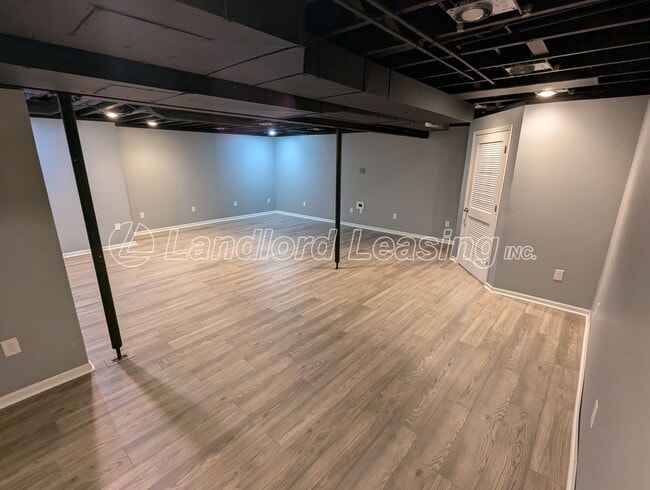 Building Photo - 35330 Oxford Ct
