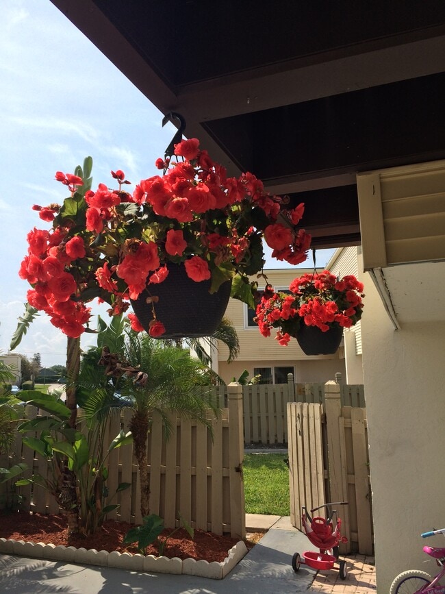 Building Photo - 1622 Shaker Cir