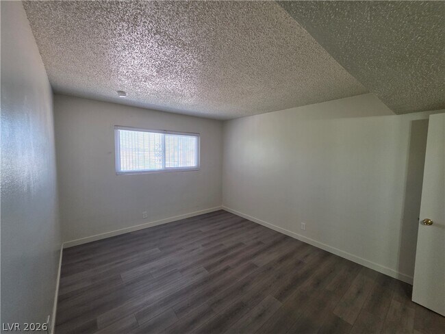 Building Photo - 615 S Royal Crest Cir