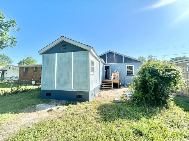 Building Photo - Newly Renovated 3BR Home Near Downtown & Medical District!