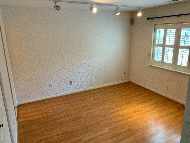 Building Photo - Gorgeous 2-Bedroom Townhome Near the Art Museum! One-Car Garage Included!