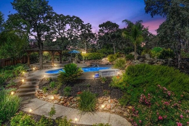 Building Photo - Luxury 4BR Home with Pool & Outdoor Kitche...