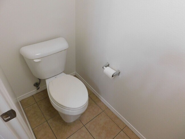 Building Photo - Beautiful 4 bed, 2.5 bath unit in Orange.