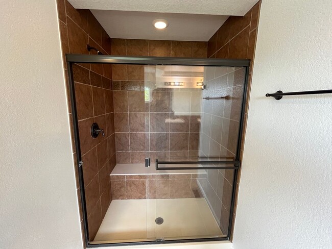 Building Photo - 5 Bed, 3.5 Bath with A/C, Available Now! -...