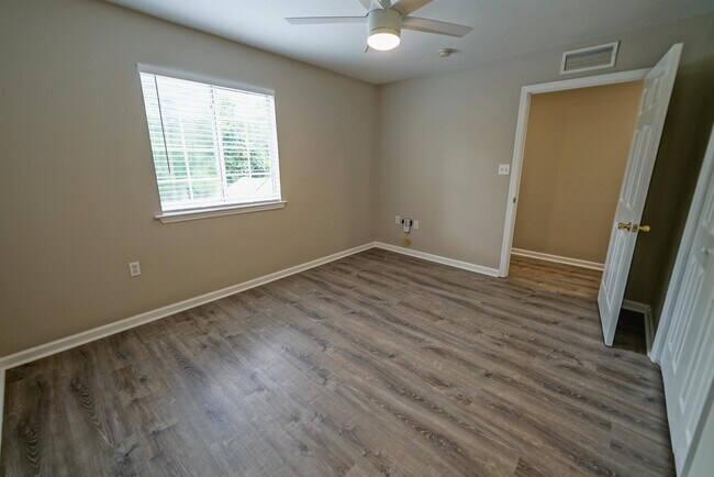 Building Photo - 241 Dixie Dr