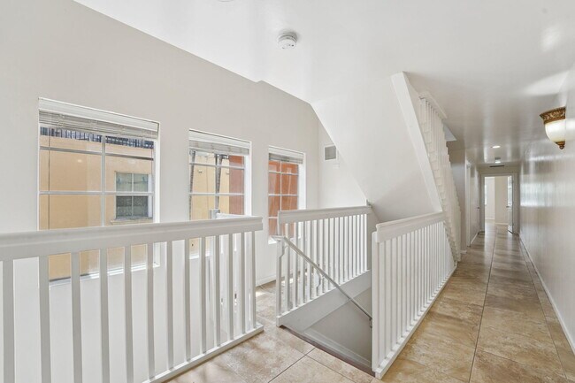 Building Photo - 819 SW 7th Ave