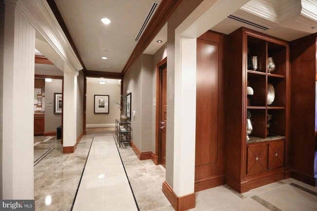 Building Photo - 8220 Crestwood Heights Dr