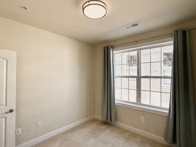 Building Photo - POTOMAC CLUB - SECONDS TO STONEBRIDGE - EASY REVERSE COMMUTE TO QUANTICO