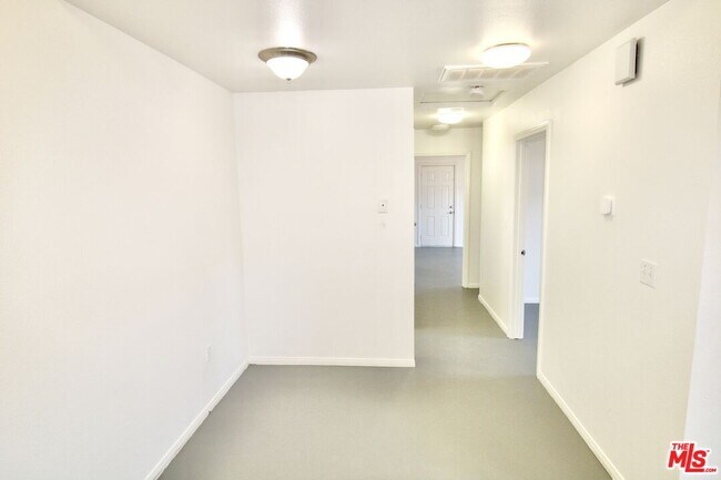 Building Photo - 6587 Oasis Ave