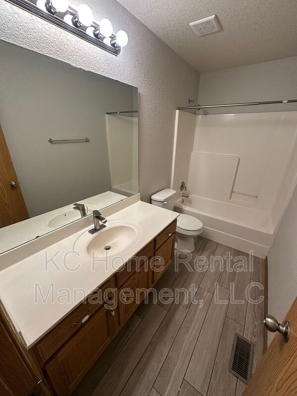 Building Photo - 709 SE Drew Ct