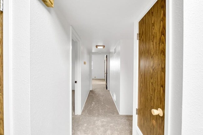 Building Photo - Affordable 2bed/2bath in South Woodland