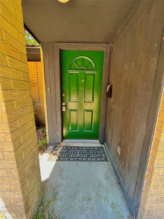 Building Photo - 20 Pine Ave