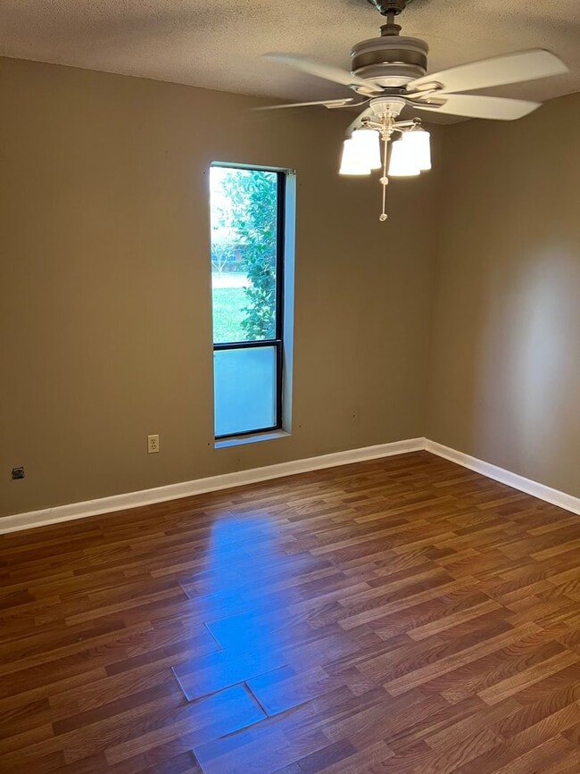 Building Photo - 203 Courtney Pl