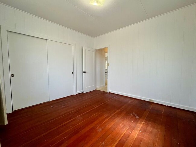 Building Photo - Kaimuki: 3 Bed, 2 Bath House w/ 2 Car Gara...