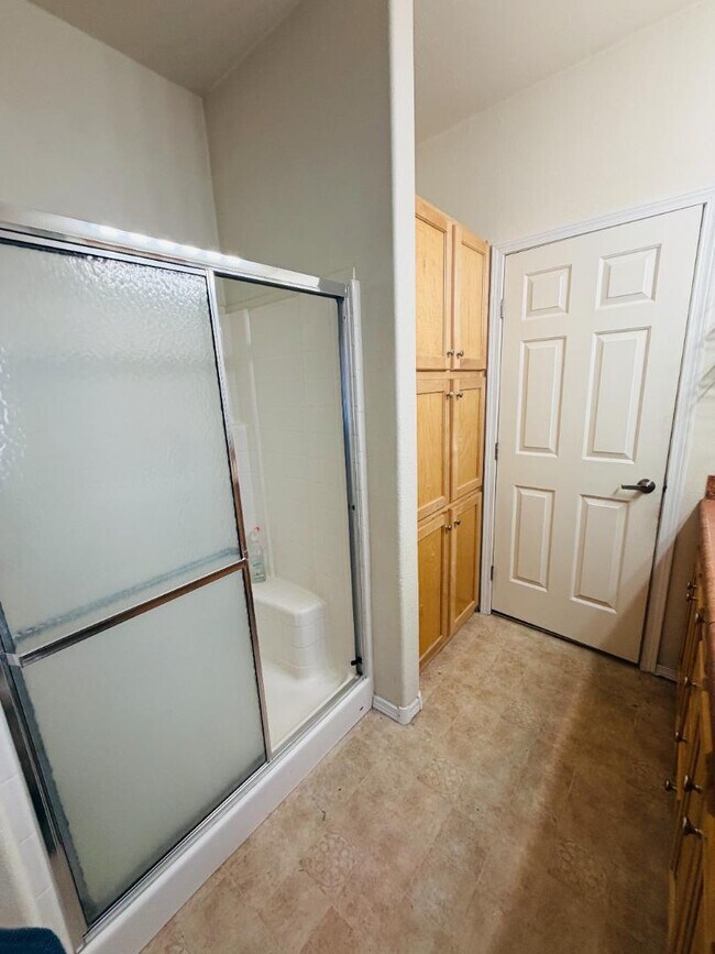 Building Photo - 558 N Tam Rim Dr