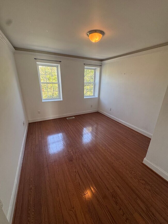 Building Photo - Spacious 4 Bed / 3 Bath Townhome in the He...