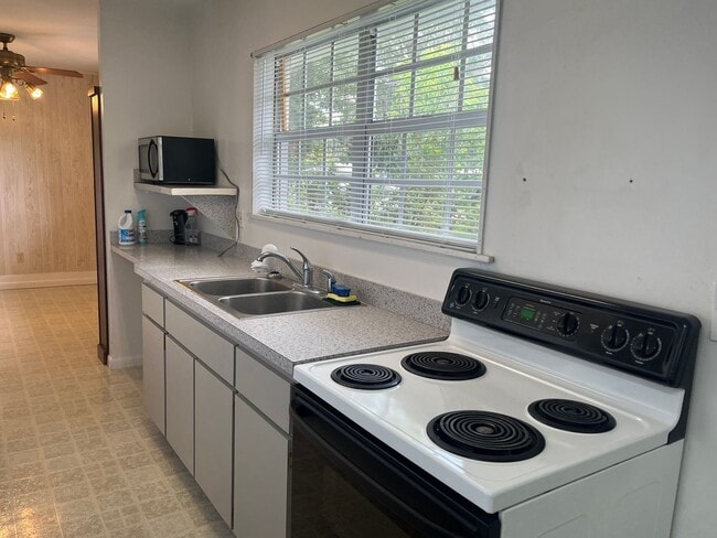 Building Photo - Studio Apartment in Wellborn, near downtown. All Utilities included.