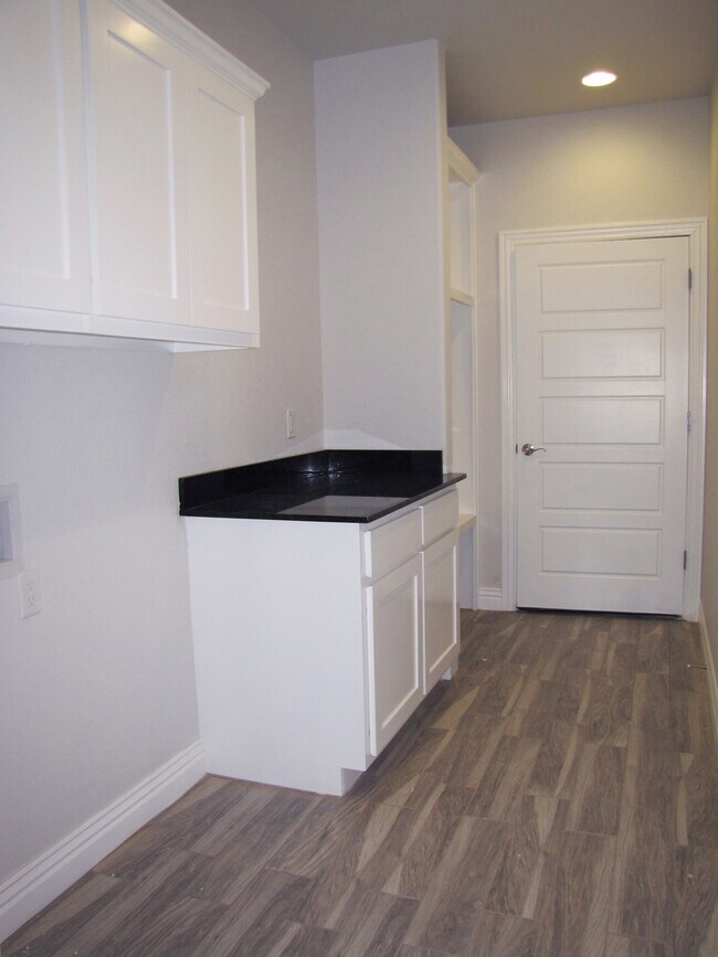 Building Photo - Upscale 4 Bed, 2.5 Bath Available in Fayetteville!