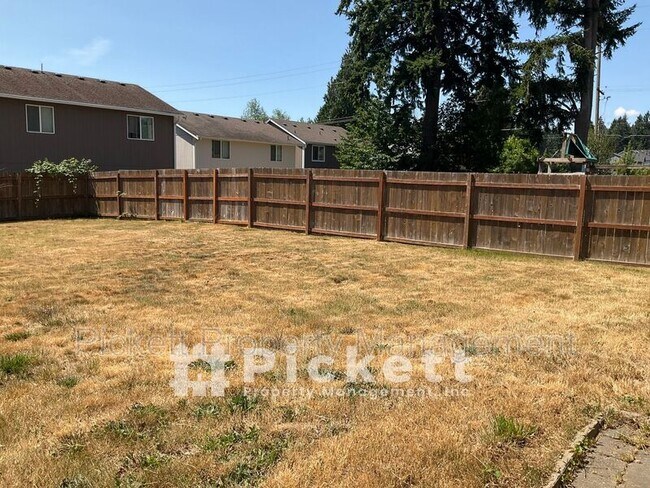Building Photo - 609 NE Roswell Dr