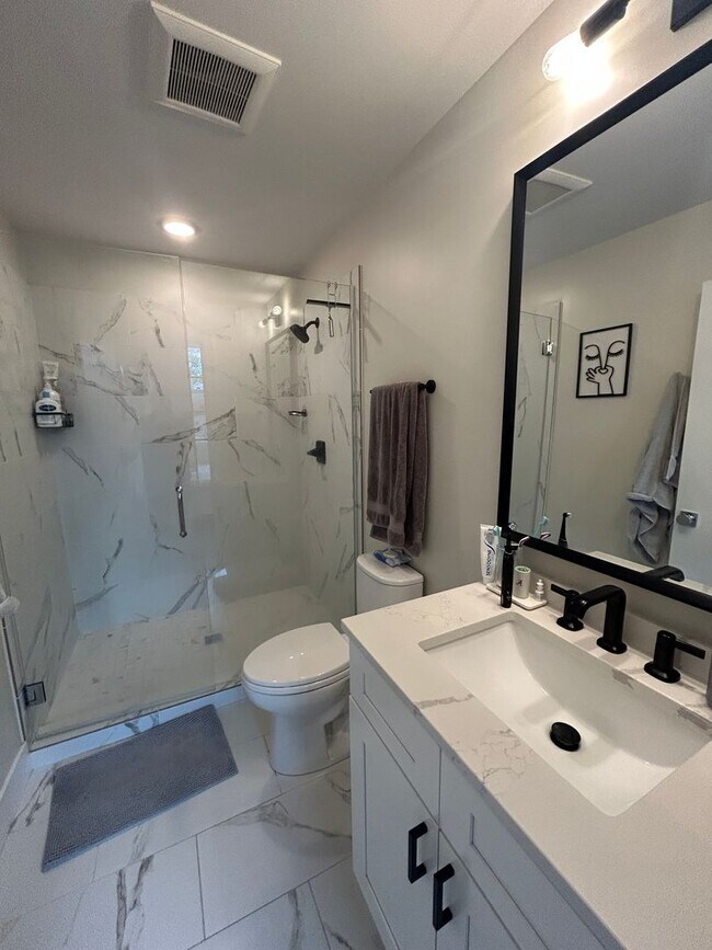 Building Photo - 1646 W Belmont Ave