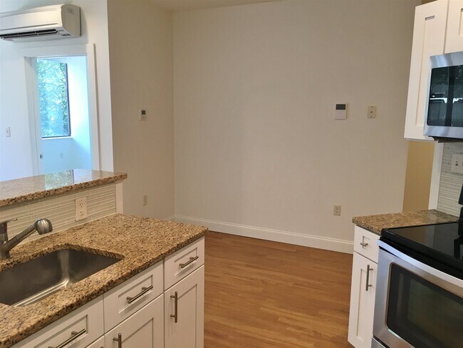 Building Photo - 875 Elm St