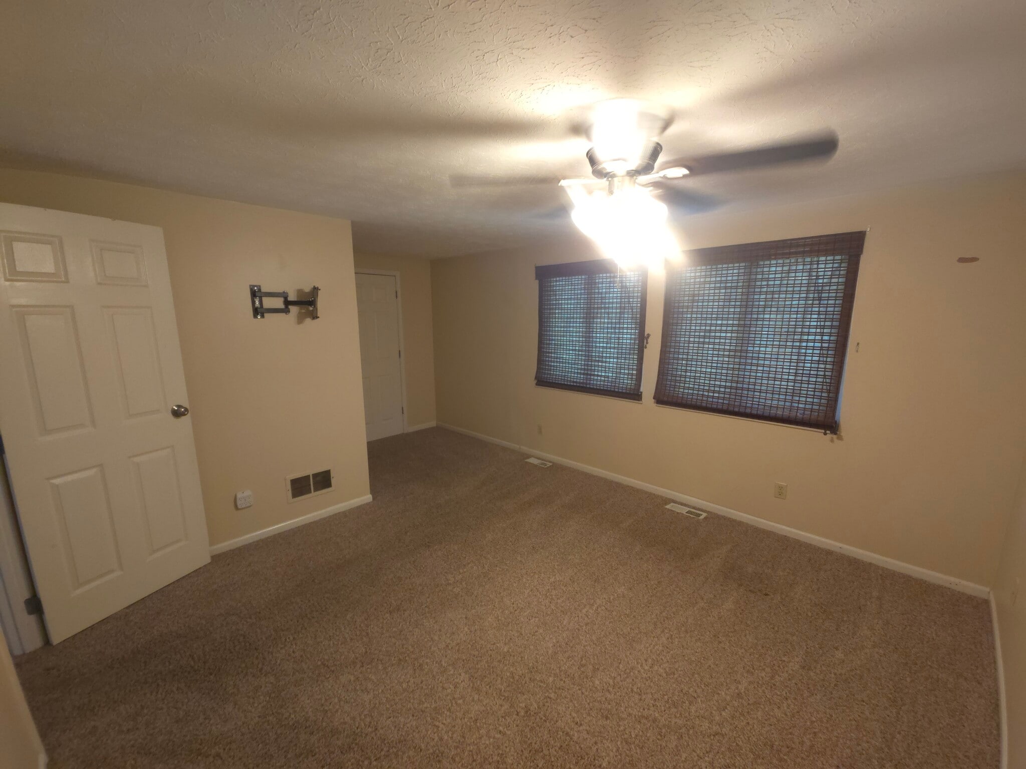 Master Bedroom w/ Master Bath en suite - 7618 Thames Ct