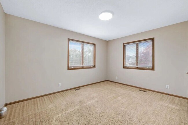 Building Photo - HUGE 4 Bedroom, 3.5 Bathroom!