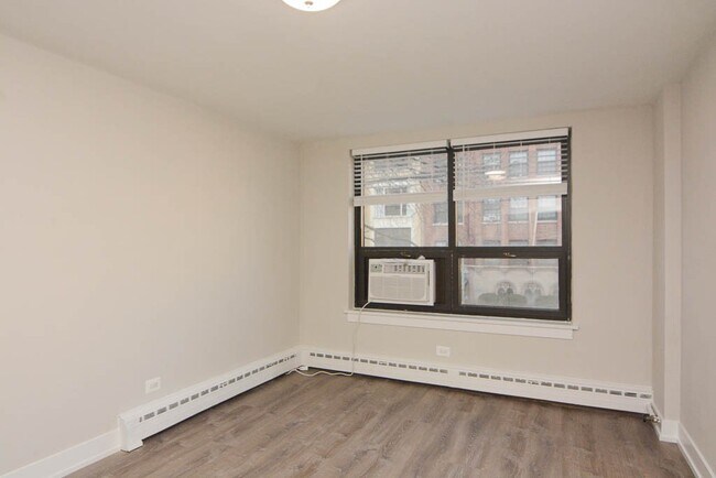 Building Photo - 448 W Wellington Ave
