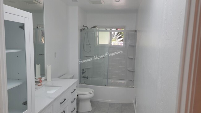 Building Photo - ~Stunning Remodeled 2 Bed/1 Bath Home in S...