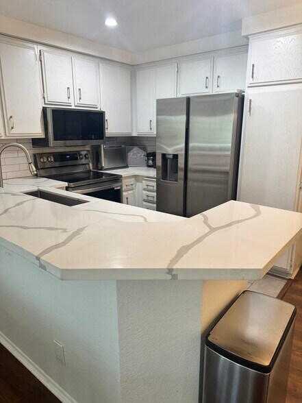 Building Photo - 3863 Thorncroft Ln
