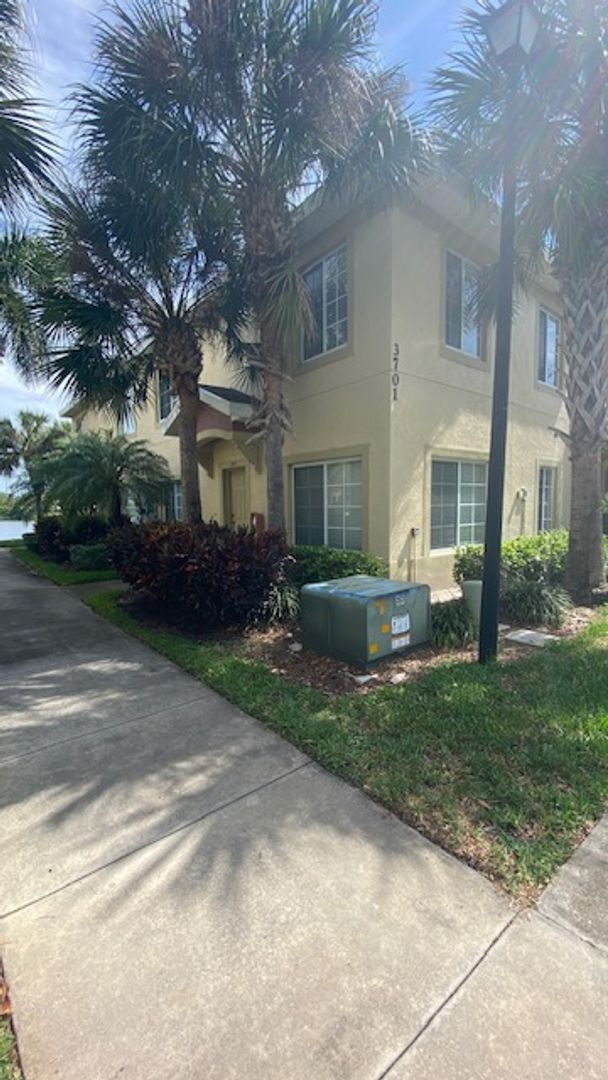 Building Photo - Beautiful 3 Bedroom 2.5 Bath Townhome in Lakeside Village!!