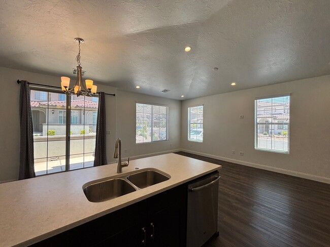 Building Photo - SPACIOUS HOME FOR RENT!