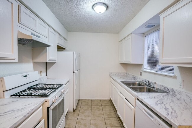 Building Photo - 10310 Little Pebble Dr