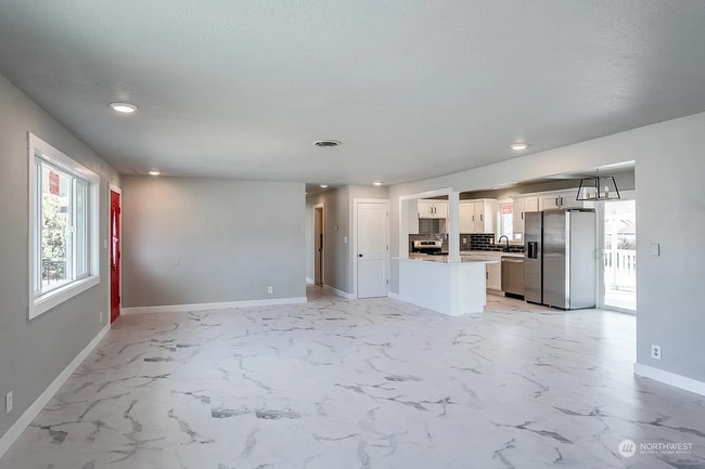 Building Photo - Charming 3 Bedroom Home