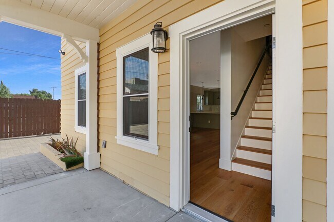 Building Photo - Huge (1,500 square feet) 2 bed, 2.5 bath in Lincoln Heights with parking, in-unit laundry and pri...