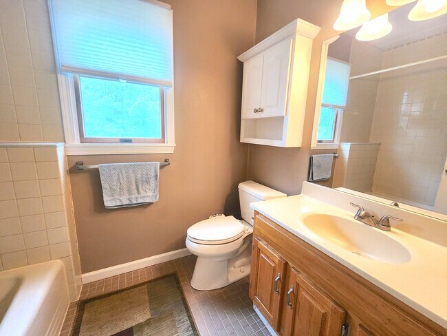 Building Photo - 9 Wisteria Ln