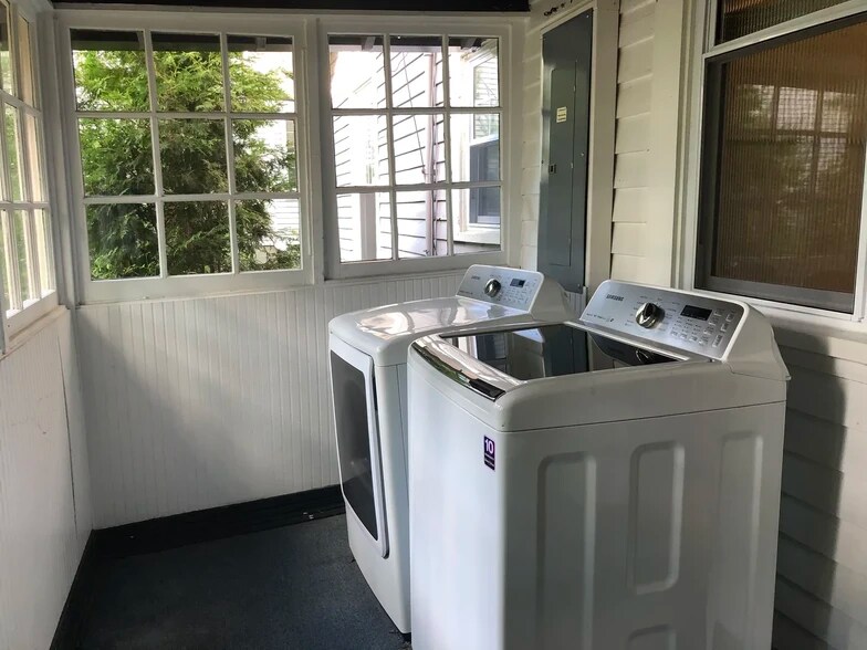 Building Photo - 629 N College Ave