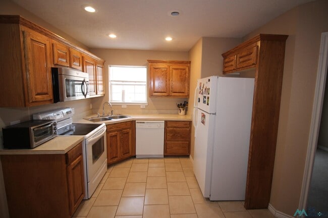 Building Photo - 708 Bison Rd