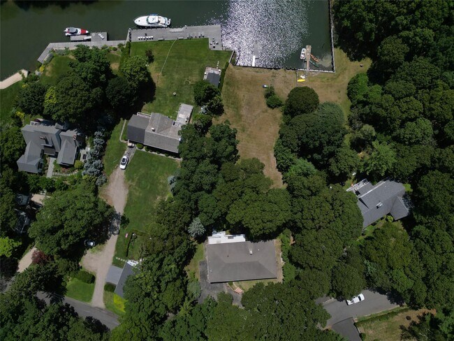 Building Photo - 400 Little Peconic Bay Rd